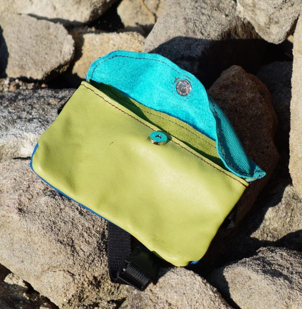Bauchtasche geöffnet